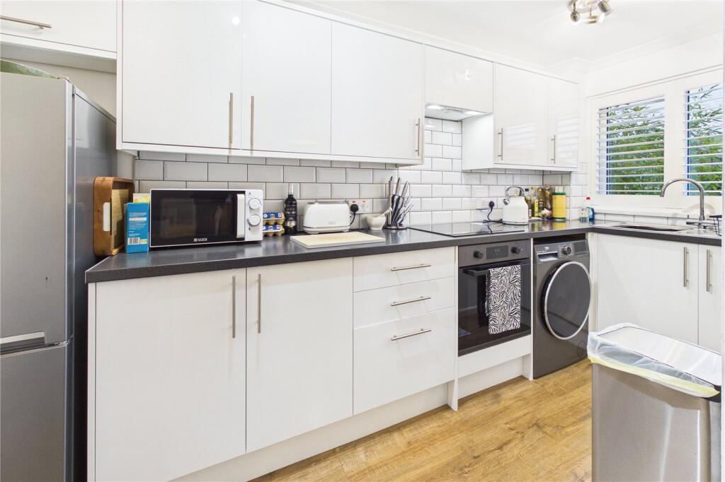 Wenlock Way, Thatcham, Berkshire, RG19 photo 3