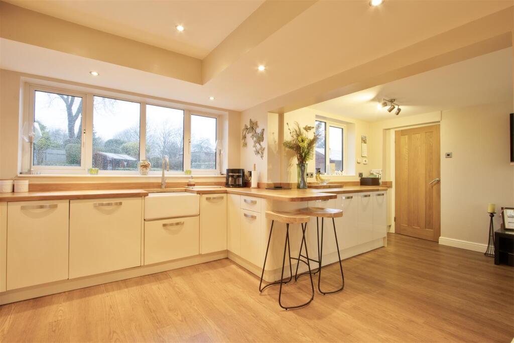 House in North East Derbyshire, New Tupton - More