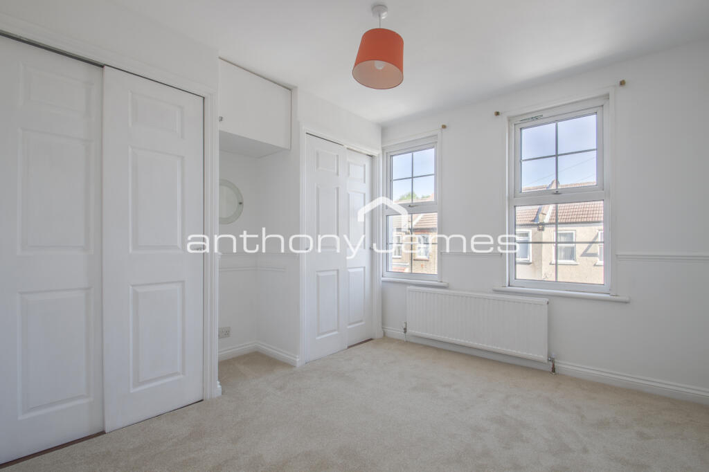 House in Dartford - More