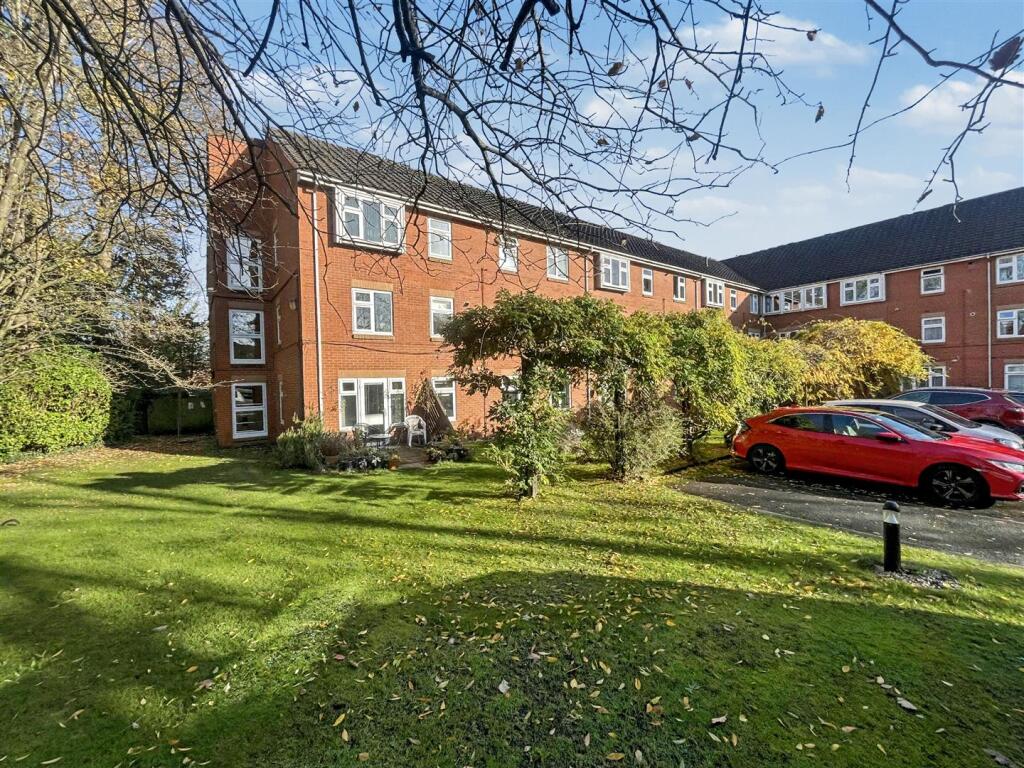 2-bed house on Oakfield, Sale, £84,000
