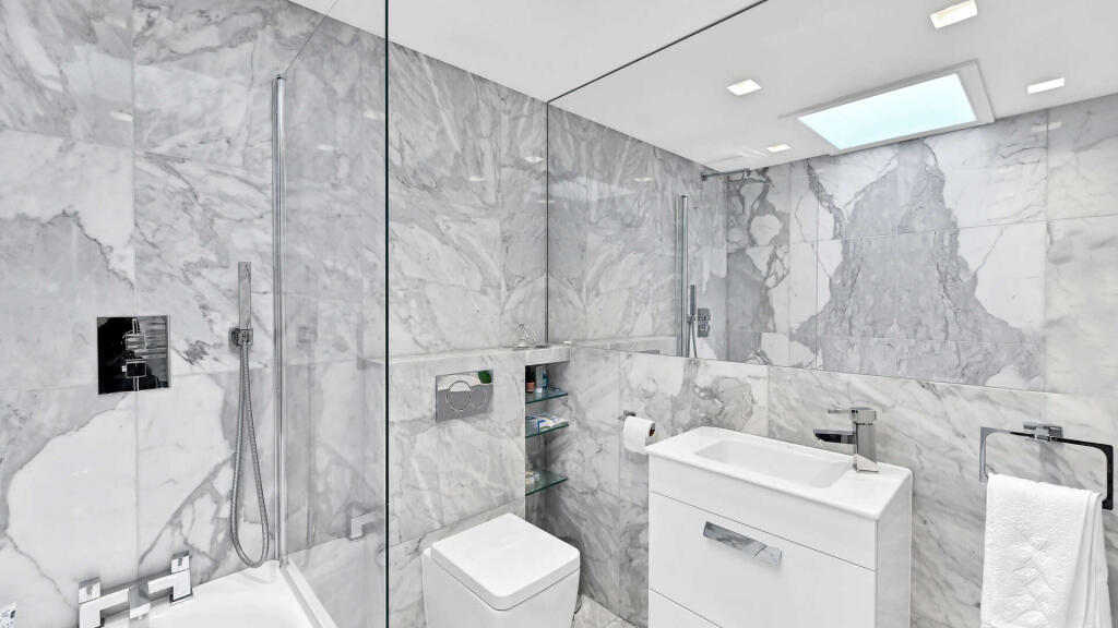 Apartment in London, Royal Borough of Kensington and Chelsea - More
