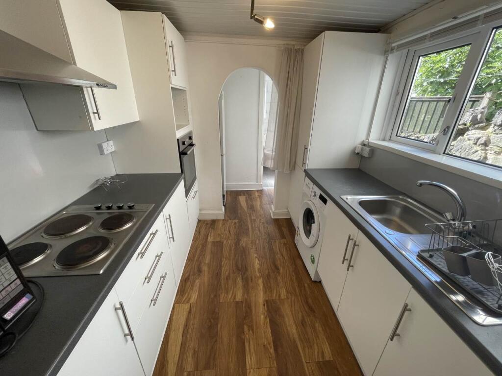 House in Cardiff, Tredegarville, Roath - More