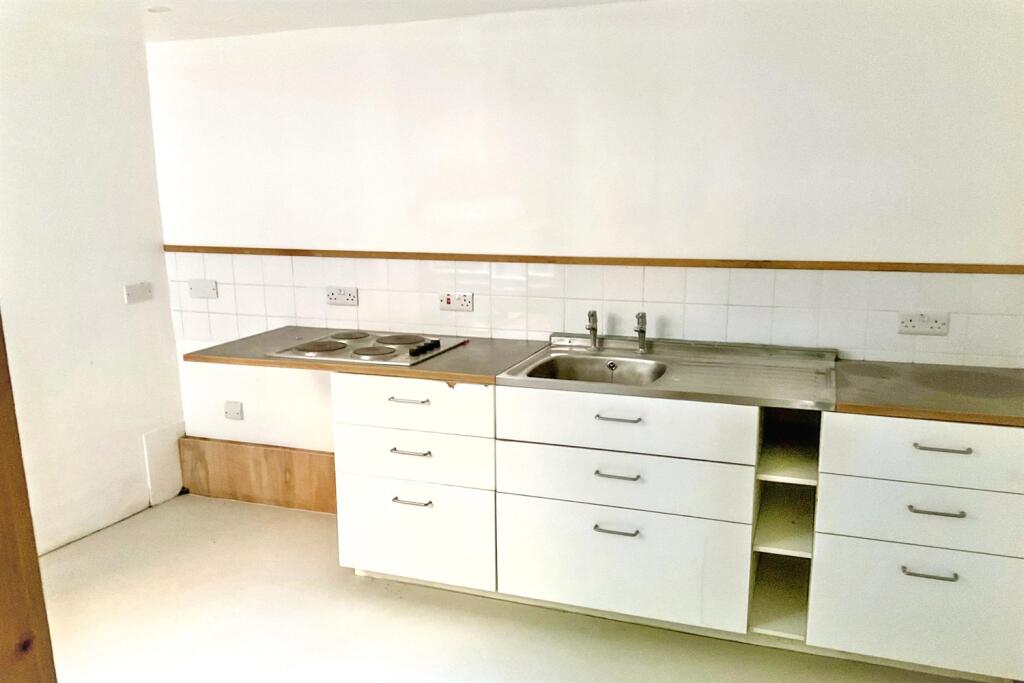 Apartment in Dover, Tower Hamlets - More