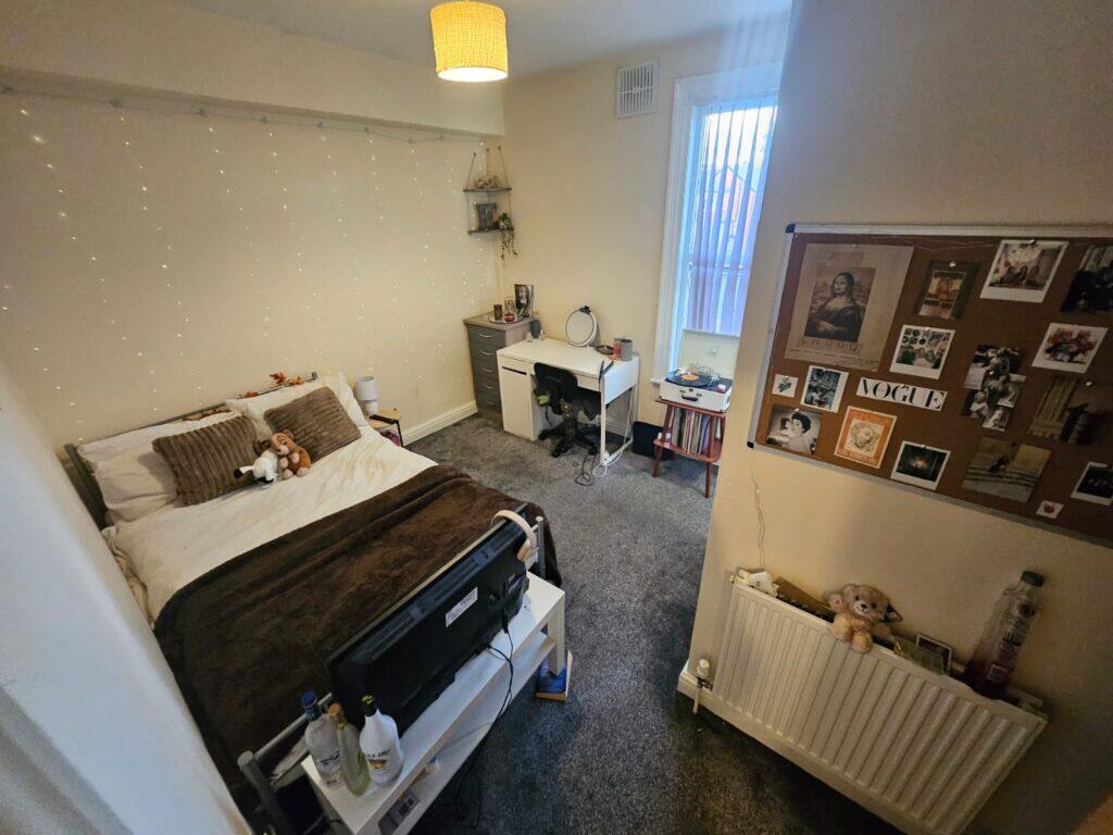 6 bedroom end of terrace house for rent