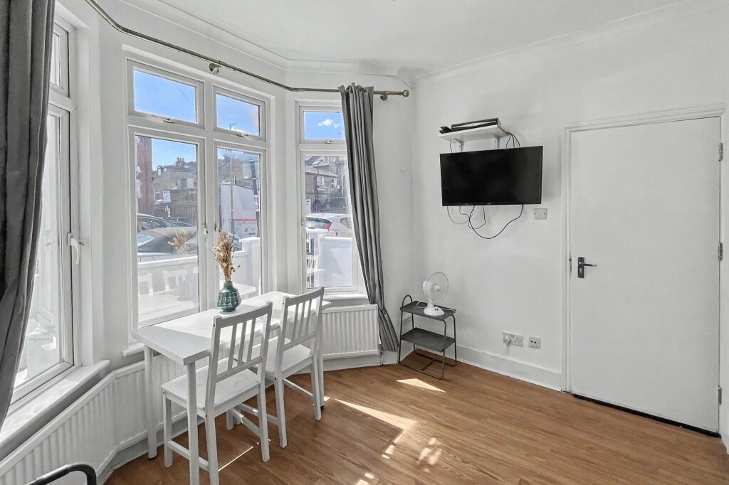 House in London - View 5