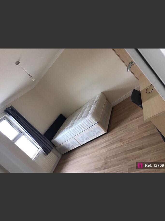 Apartment in London, Royal Borough of Kingston upon Thames - View 2