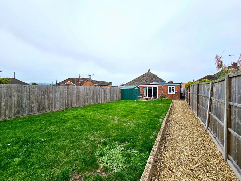 Hillview Drive, Hucclecote, GL3 photo 4