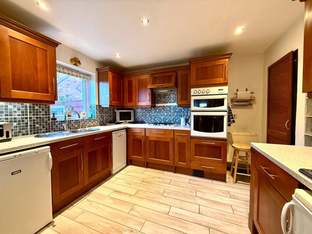 Worsley Road, Freshbrook, Swindon photo 4