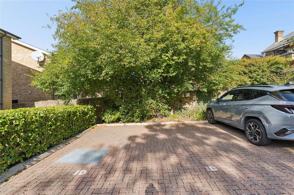 House in Gravesham, Gravesend - More
