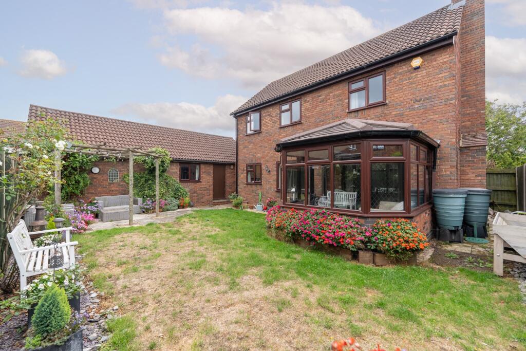Barnard Close, Eynesbury, St. Neots, Cambs PE19 2UP photo 4