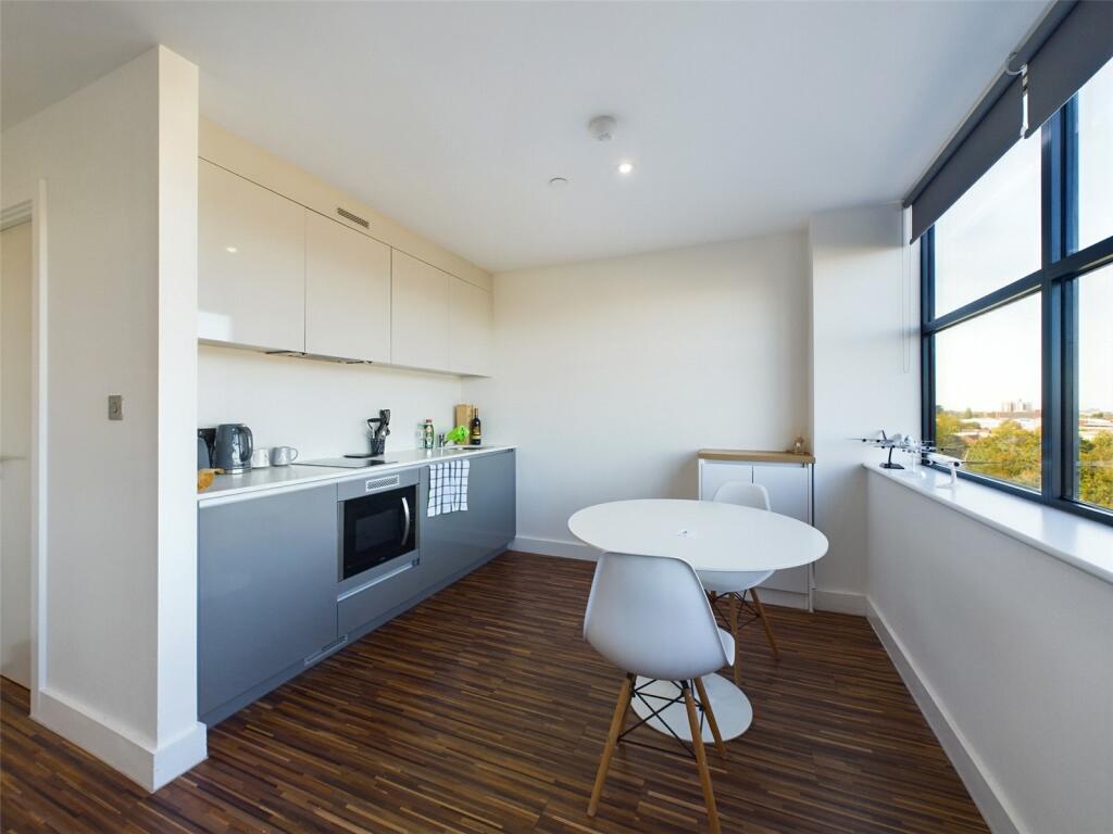 1-bed apartment on Chester Road, Manchester, Greater Manchester, M16, £125,000