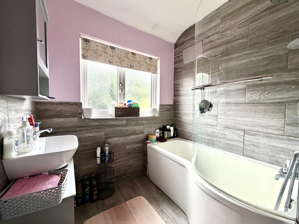 Moor Lane, Chessington, Surrey. KT9 1BJ photo 4