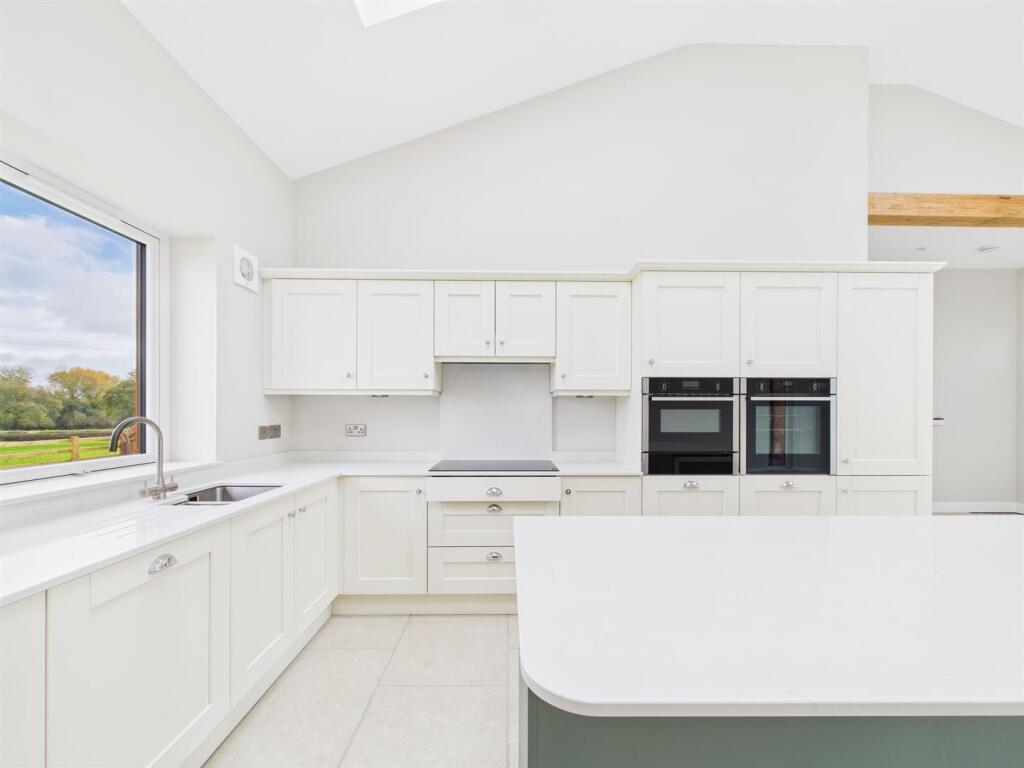 House in Swadlincote, Shortheath, Overseal - More