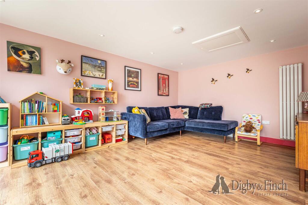 House in Rushcliffe, Aslockton - More