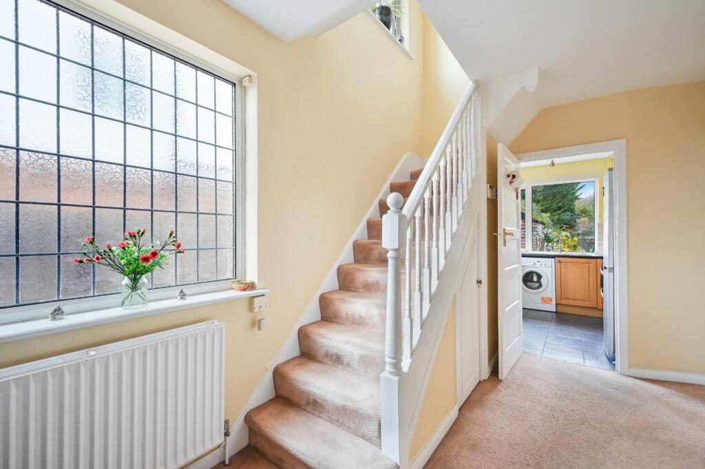 House in Epsom, Stoneleigh - More
