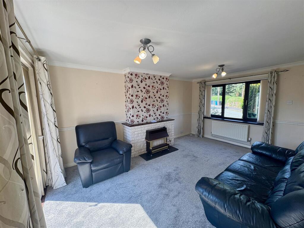 16, Warner Road, Codsall photo 2