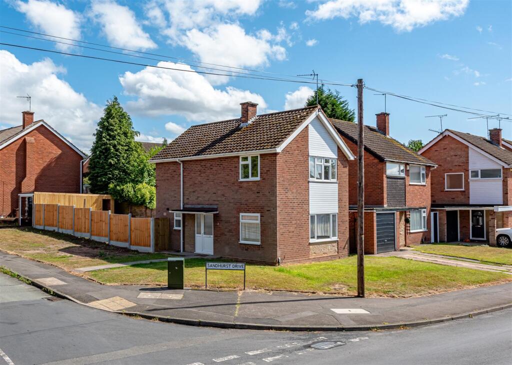 3-bed detached on 2 Sandhurst Drive, Wolverhampton, £290,000