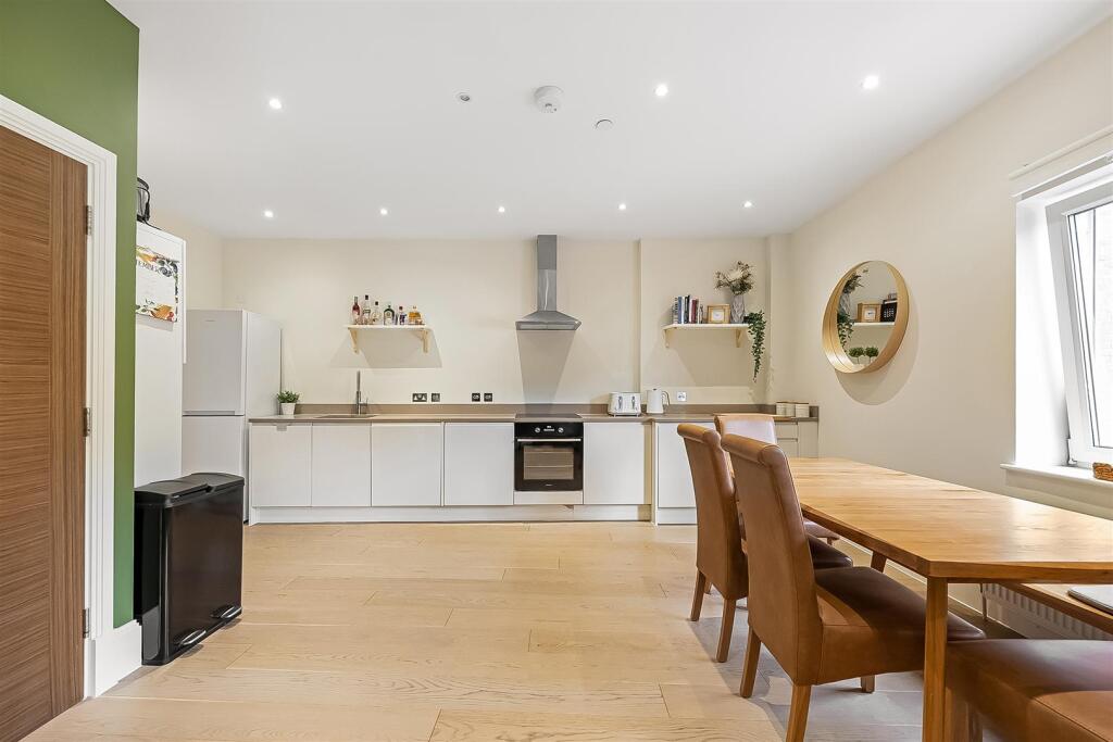 Apartment in Croydon - View 5