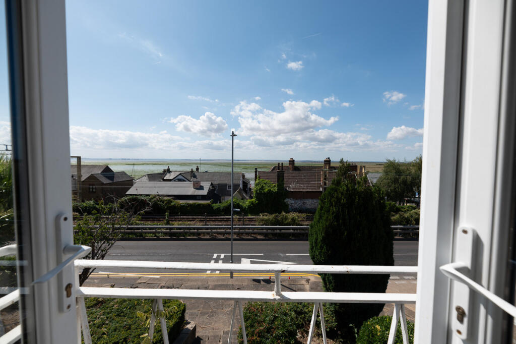 Apartment in Southend-on-Sea - More
