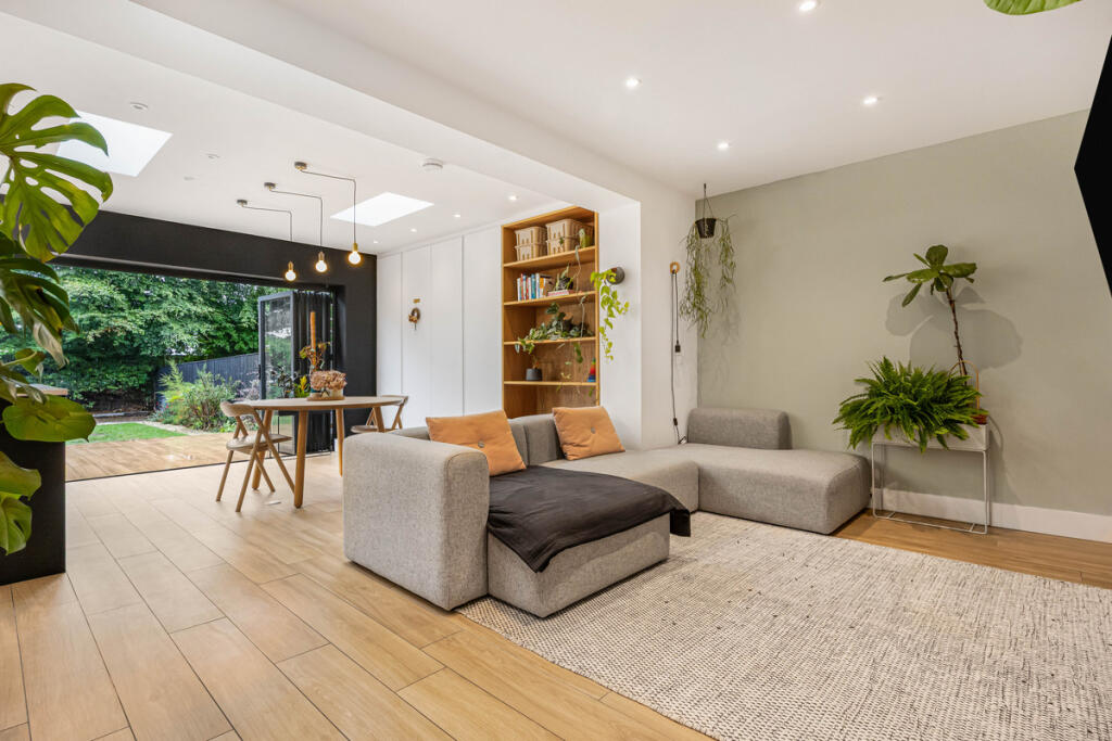 House in Flackwell Heath, Chepping Wycombe - View 2