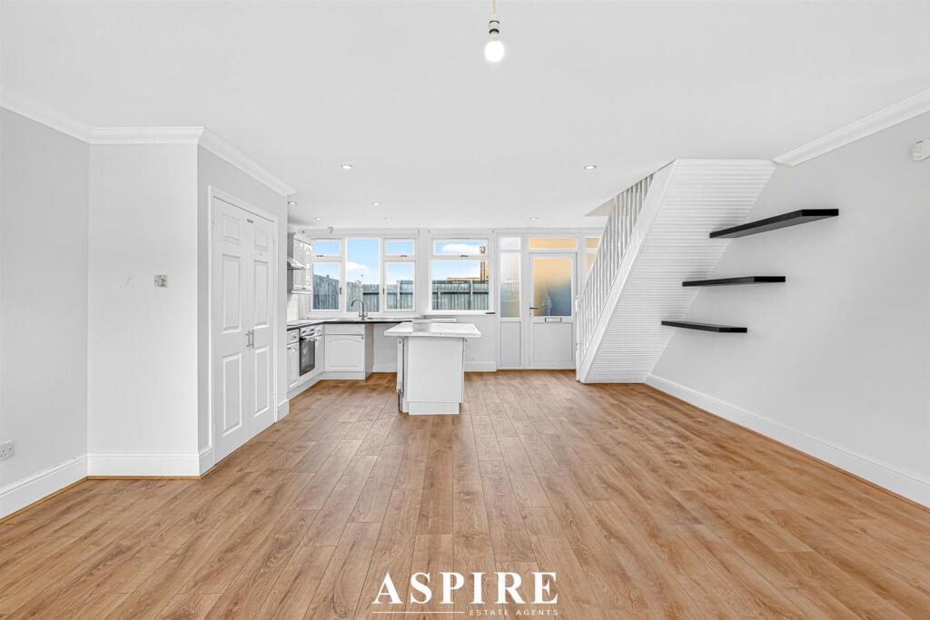 Apartment in Thurrock, Essex - More