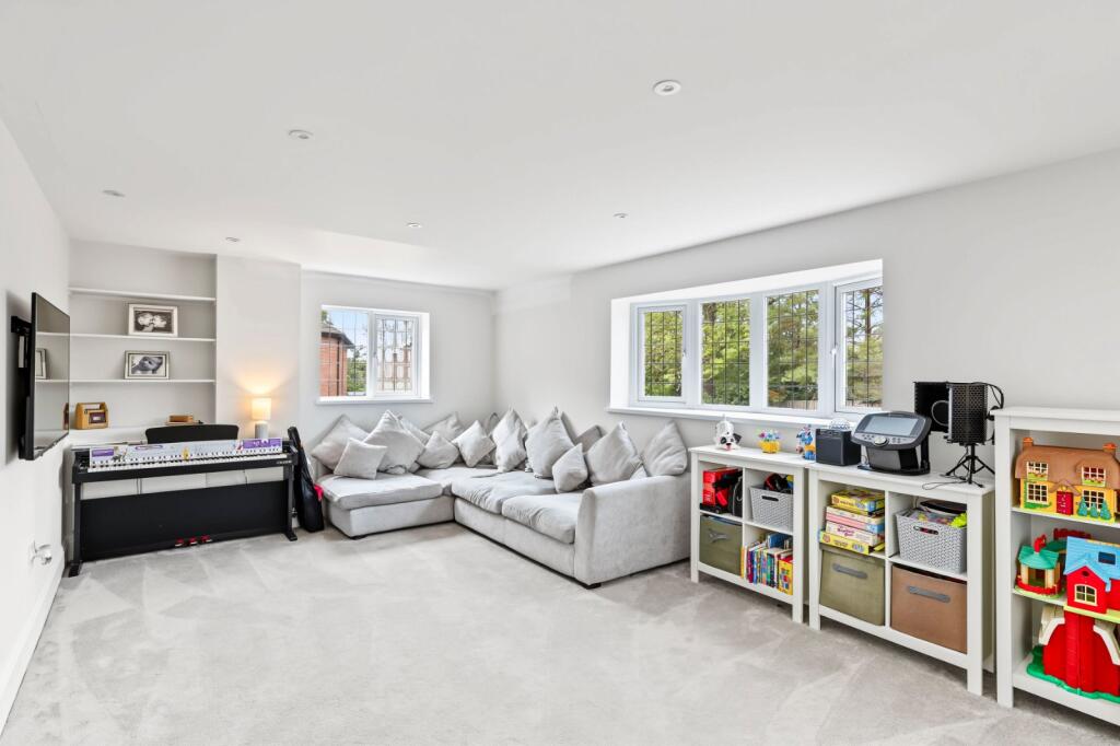 House in Stevenage, Hertfordshire - More