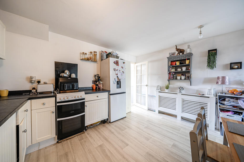 Saffron Close, Royal Wootton Bassett, SN4 photo 4
