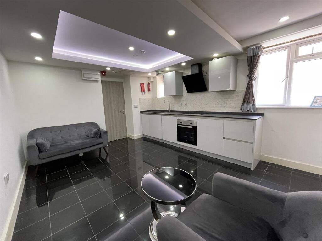 Main image of property: The Parade, Roath, Cardiff