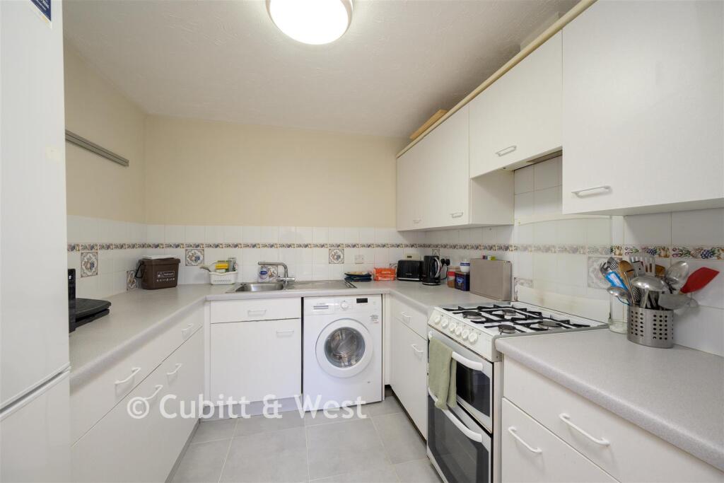 Apartment in Sutton - View 5