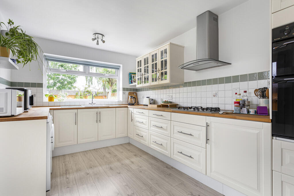 Saxonbury Avenue, Sunbury-on-Thames, Surrey, TW16 – pohled 3