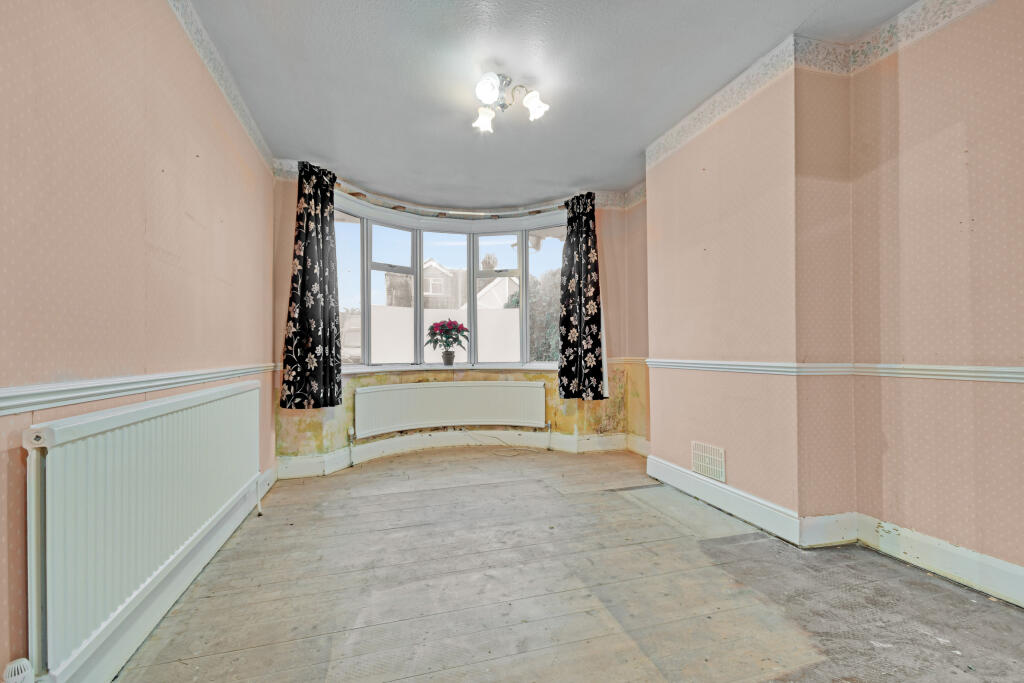 2-bed semi-detached on Wallace Crescent, Chelmsford, £300,000