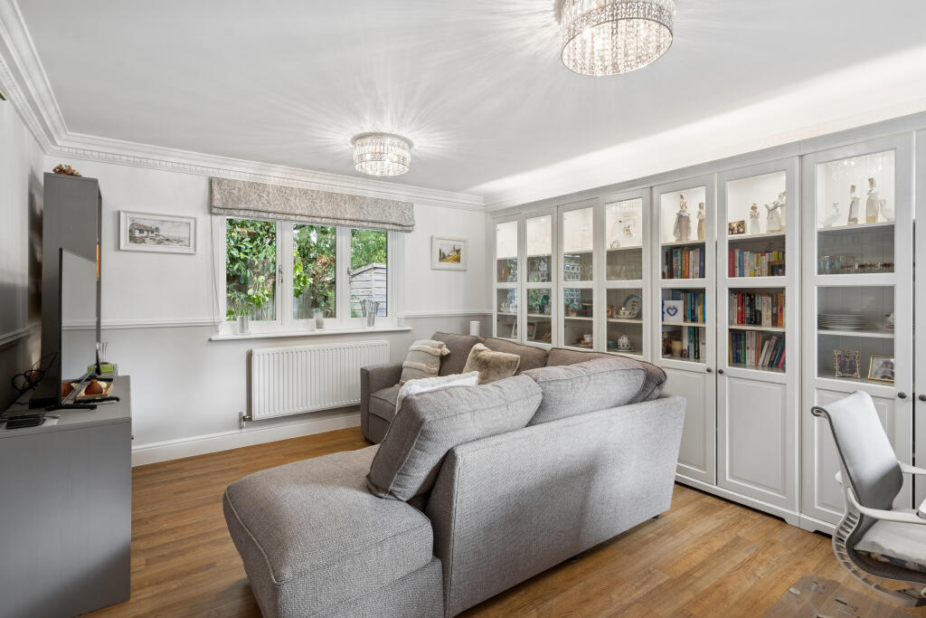 House in Slough, Gerrards Cross - More
