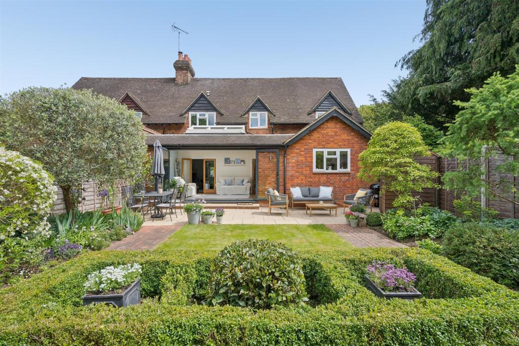 Sunshine Cottages, Chenies Road, Chorleywood photo 2