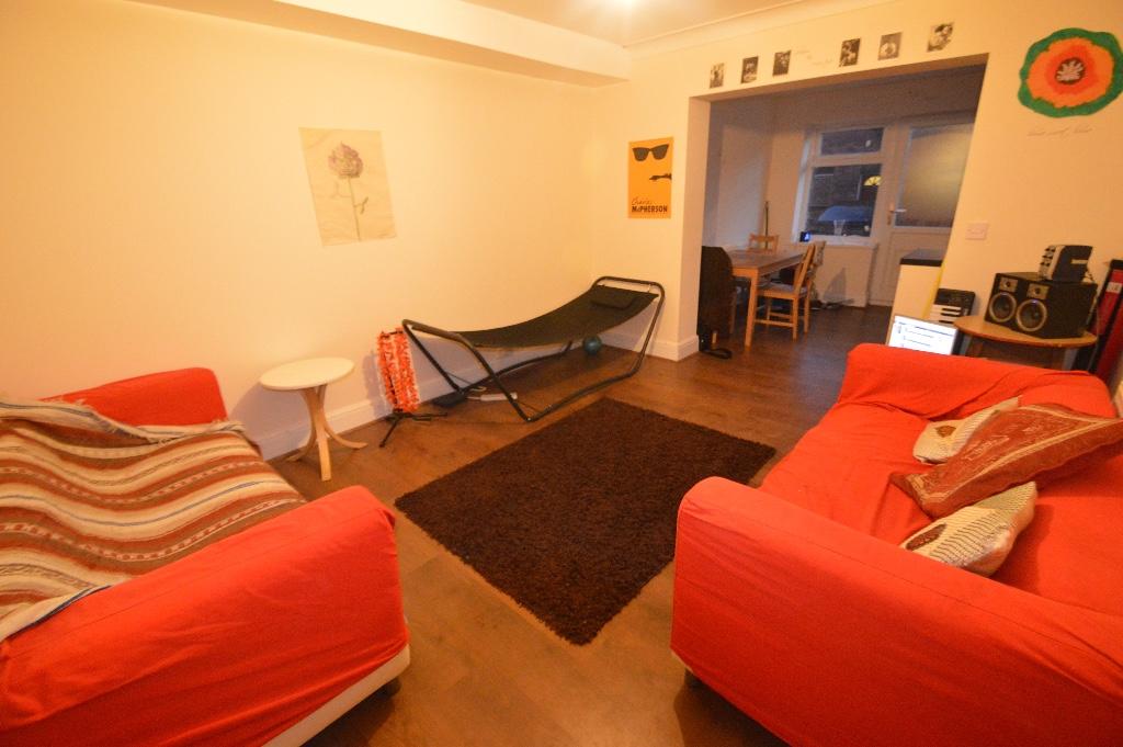 House in Leeds, Hyde Park - View 2