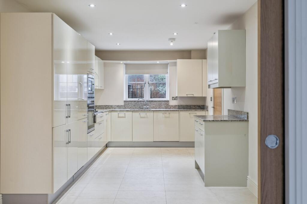House in Farnham Common, Farnham Royal - View 4