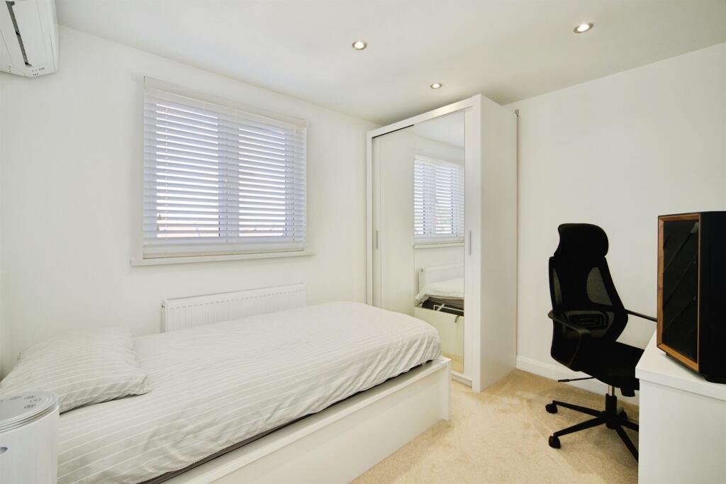 House in London, East Ham - More