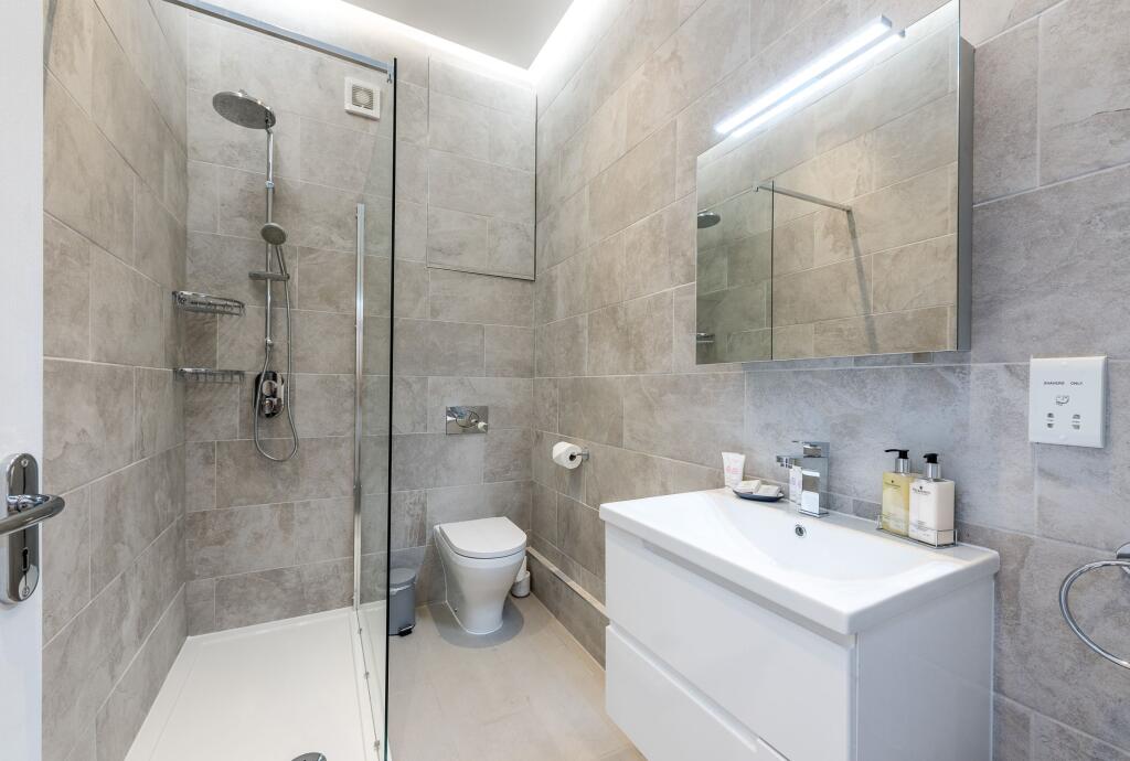 Apartment in London, Royal Borough of Kensington and Chelsea - More