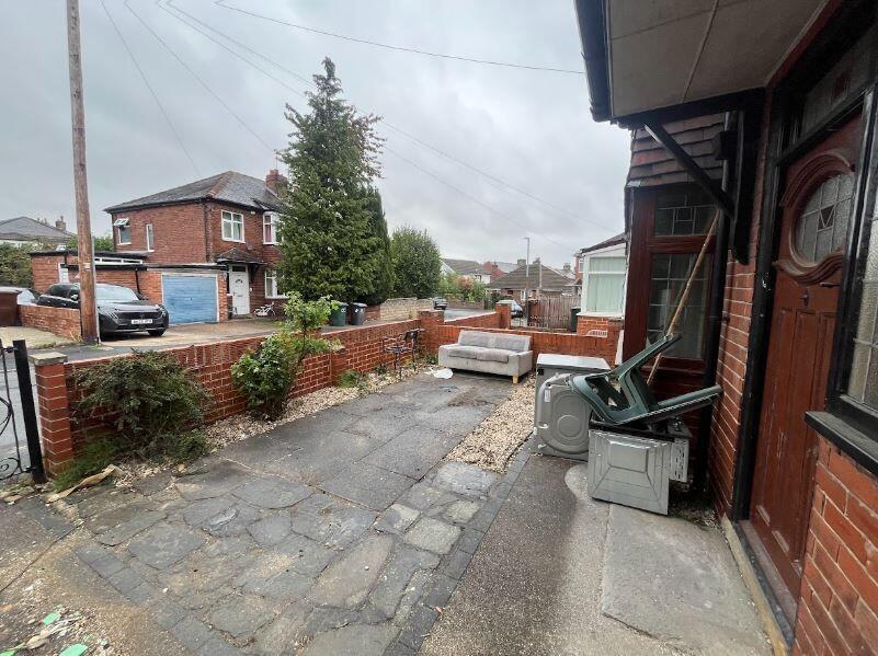 9 Shill Bank Avenue, Mirfield, West Yorkshire, WF14 0QS photo 4