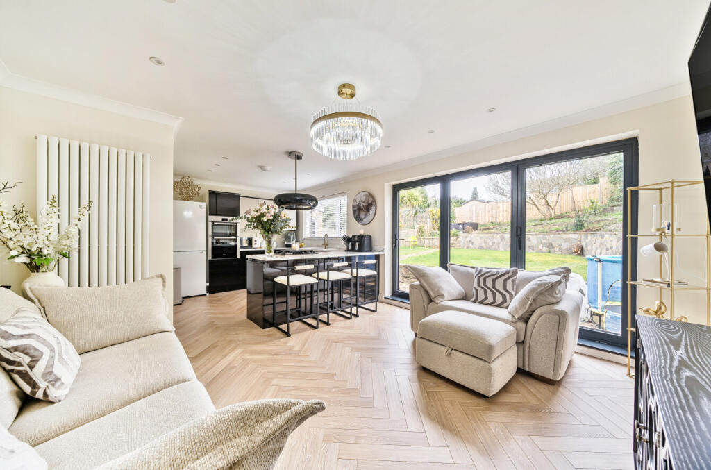 Churchill Crescent, Headley, Hampshire, GU35 photo 2