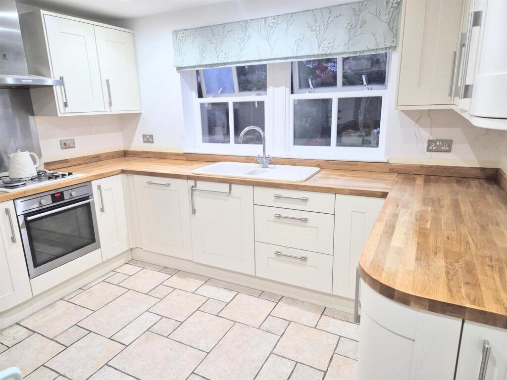 Whitebeam Close, Colden Common, Winchester photo 5
