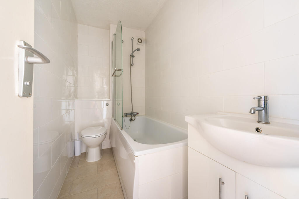 Apartment in Guildford, Surrey - More