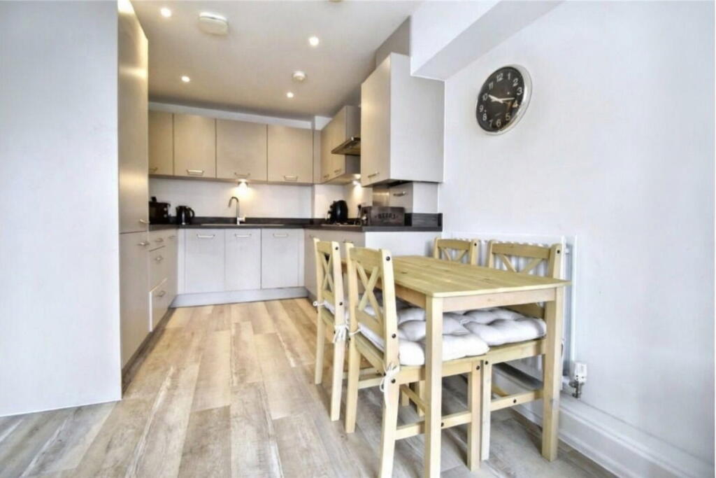 Caxton Close,Edenbridge,TN8 6FT photo 4