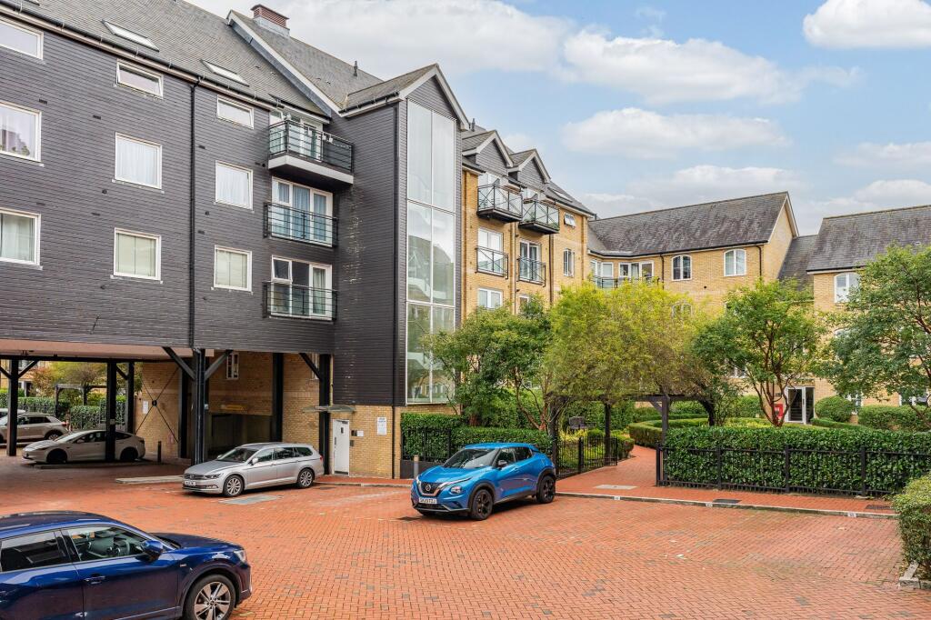 1-bed flat on Broadmeads, Ware, SG12, £245,000