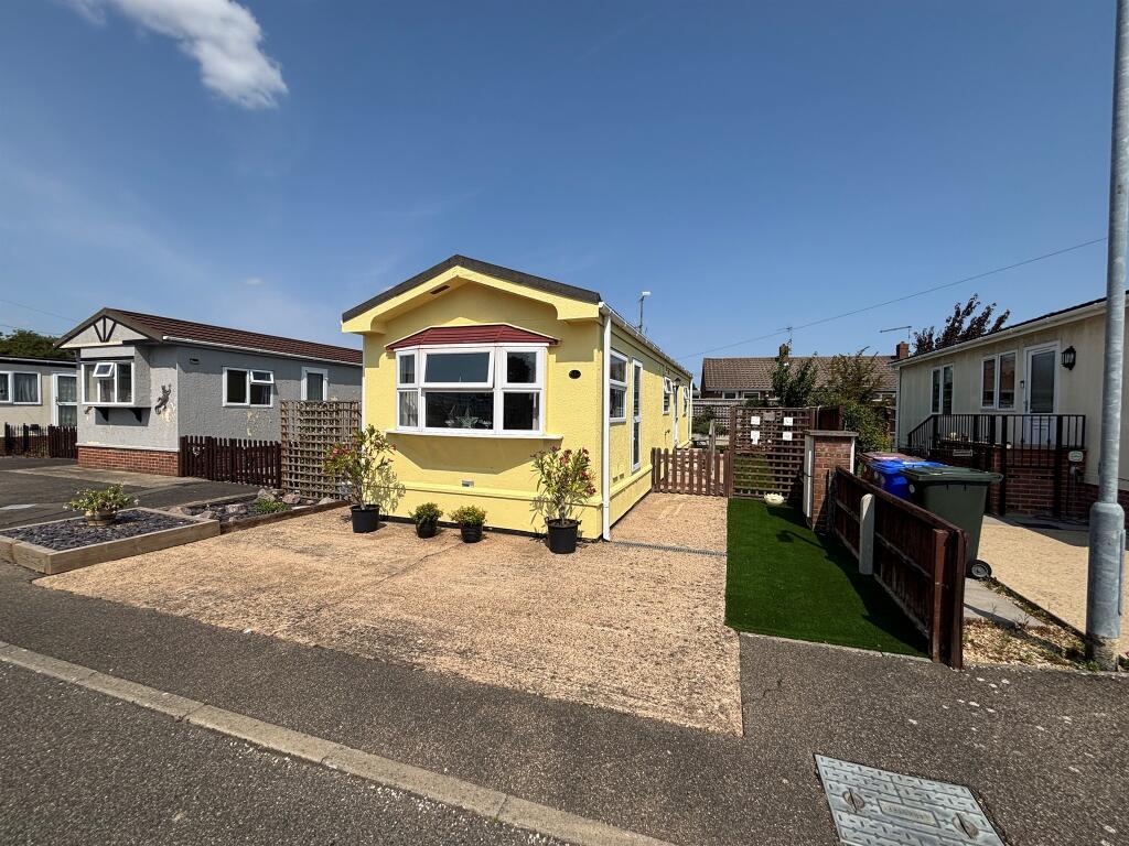 1-bed caravan on 23, Lea Park Home Estate, £73,000