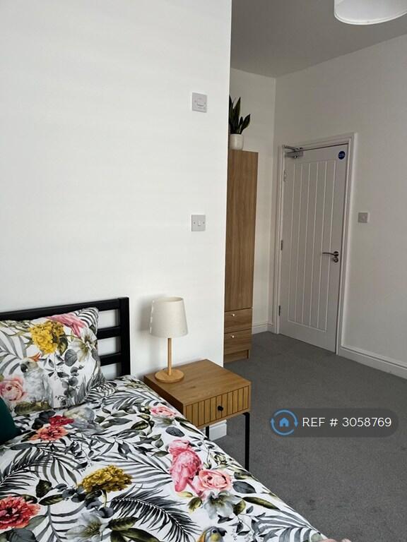 House in Oldham, Cowhill, Werneth - View 2