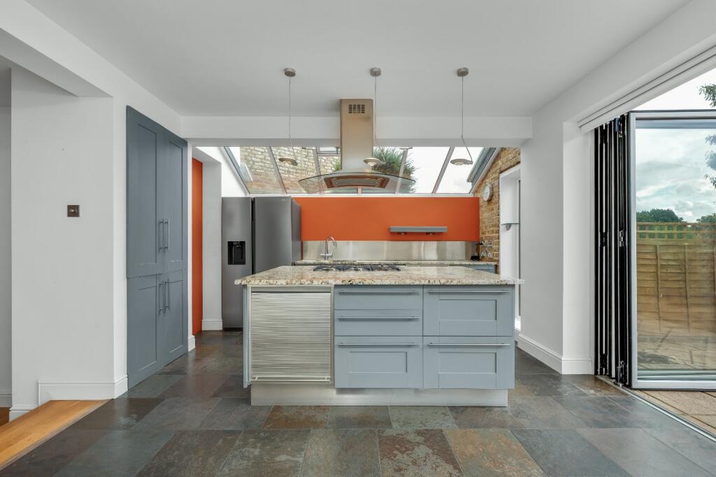 House in Elmbridge, Long Ditton - More