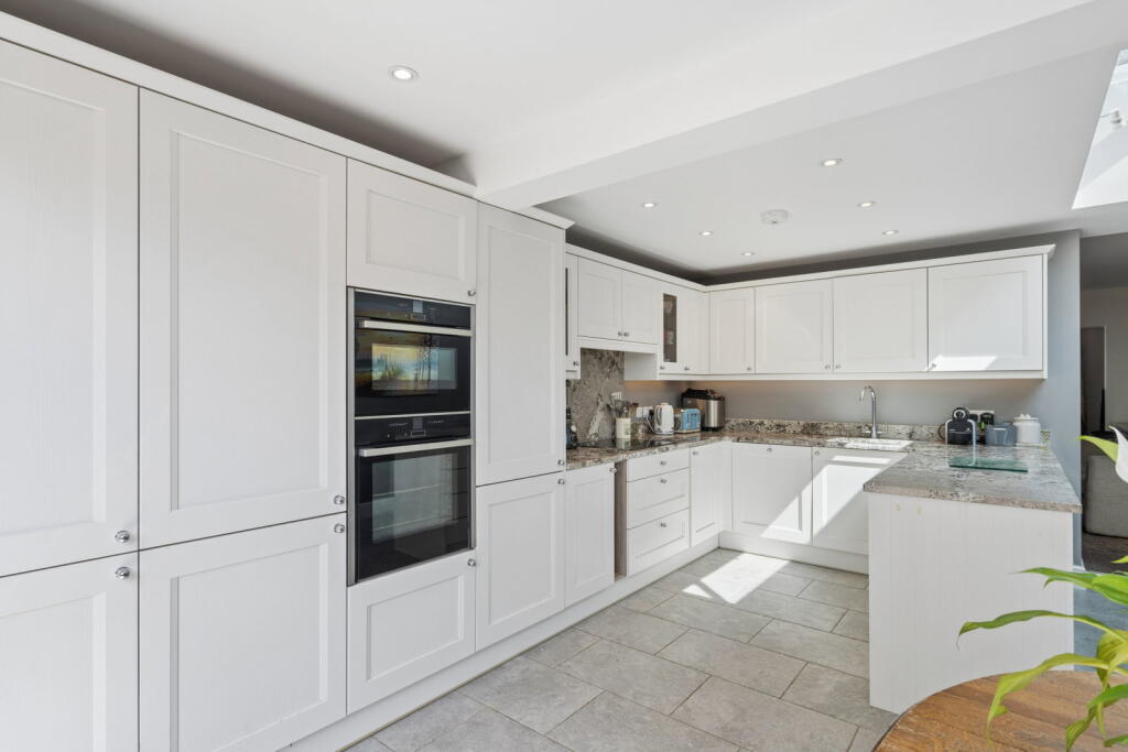 House in Three Rivers, Croxley Green - More