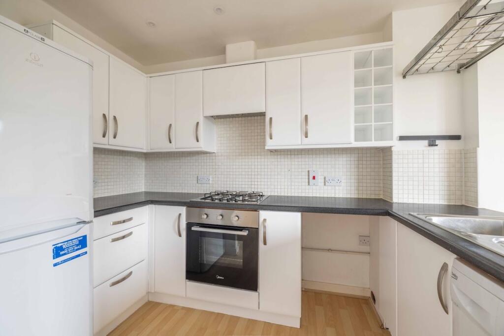 Apartment in Slough - View 5
