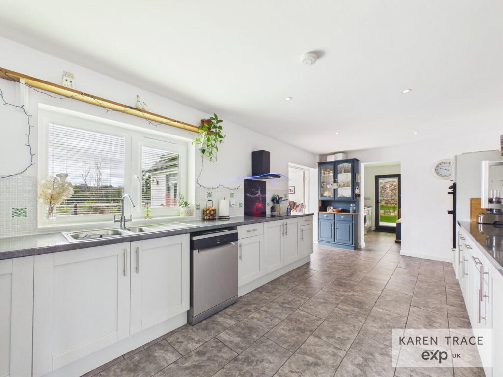 House in St Austell, Boscoppa - More