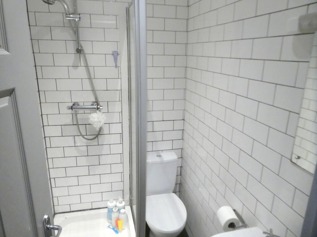 1 bedroom house share for rent